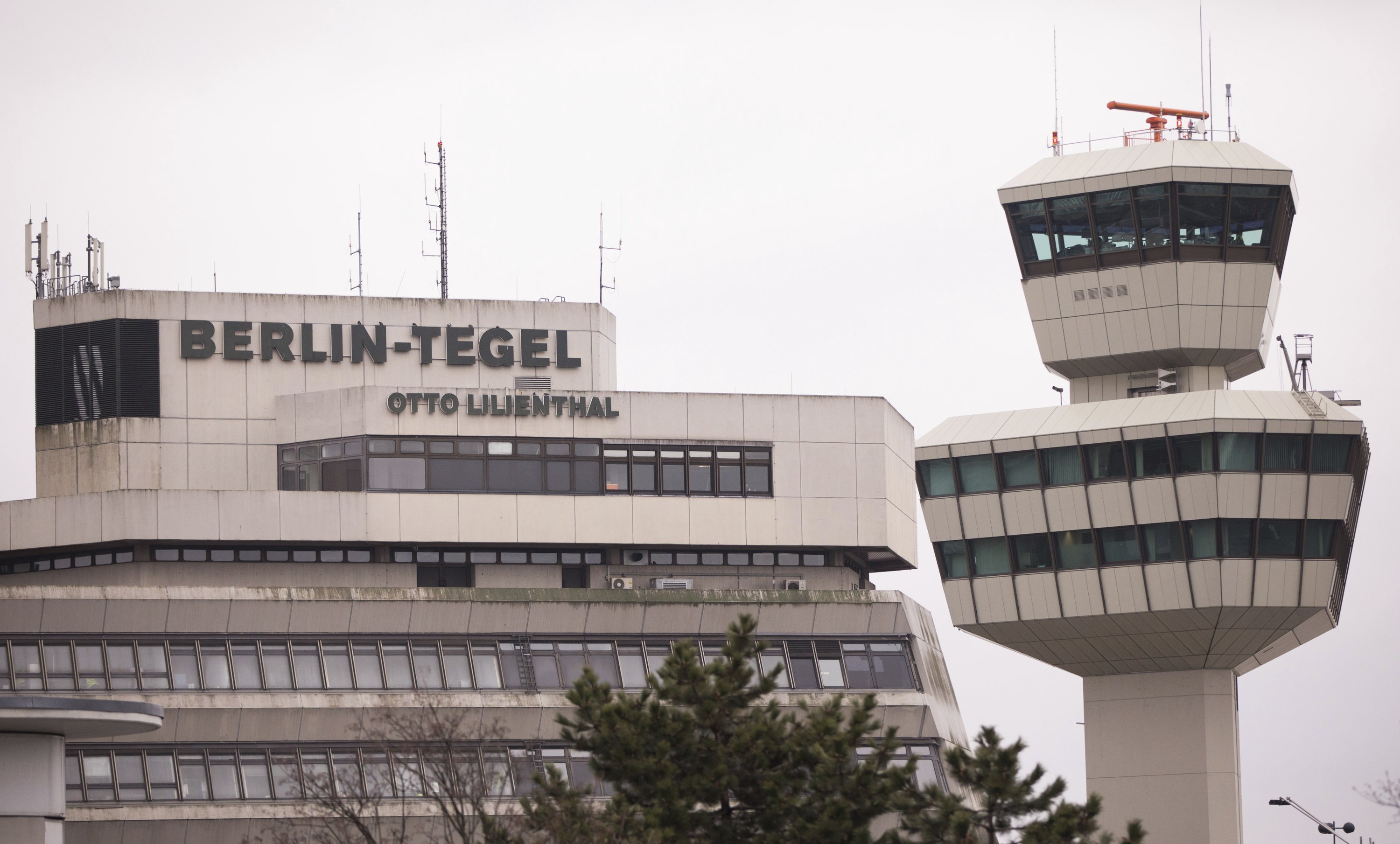 Берлин 20. Аэропорт Тегель внутри. Berlin Tegel Airport осенью. Аэропорт Тегель Берлин фото внутри. Тегель 2019.