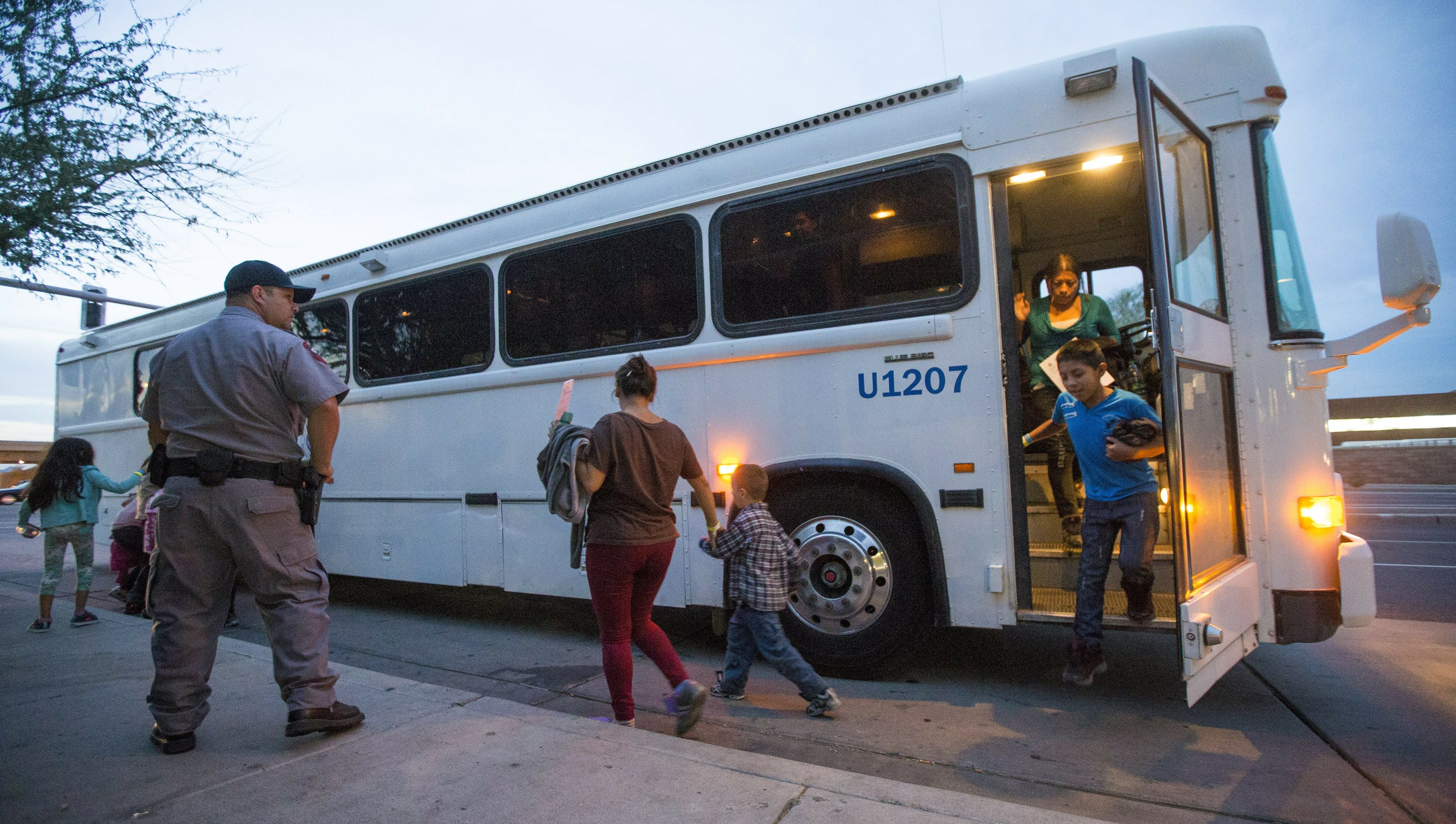 APNewsBreak: Greyhound won’t let US drop migrants in depots APNewsBreak: Greyhound won’t let US drop migrants in depots