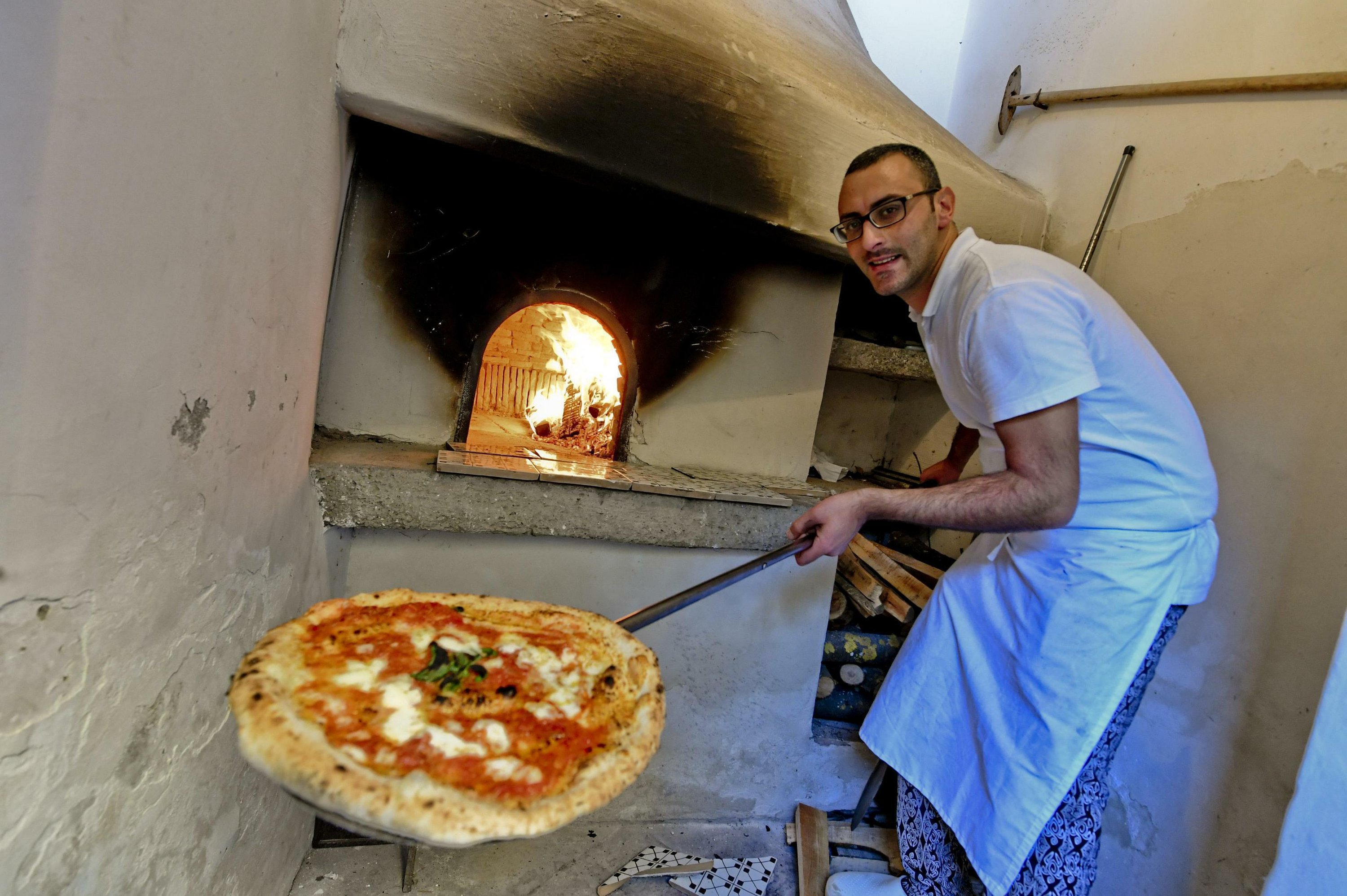 человек который делает тесто для пиццы фото 108