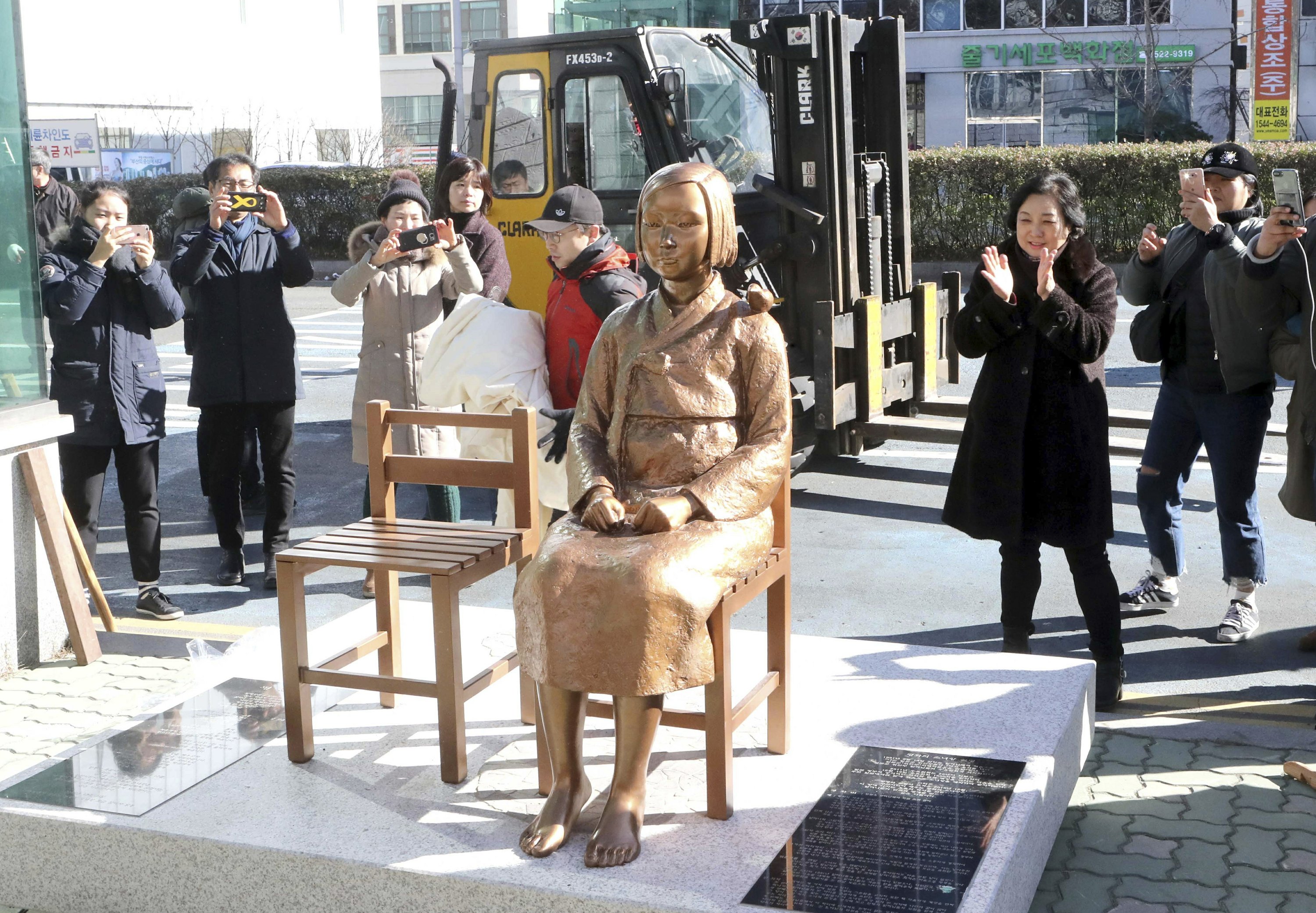 Japan Recalls Envoy To S Korea Over Comfort Woman Statue