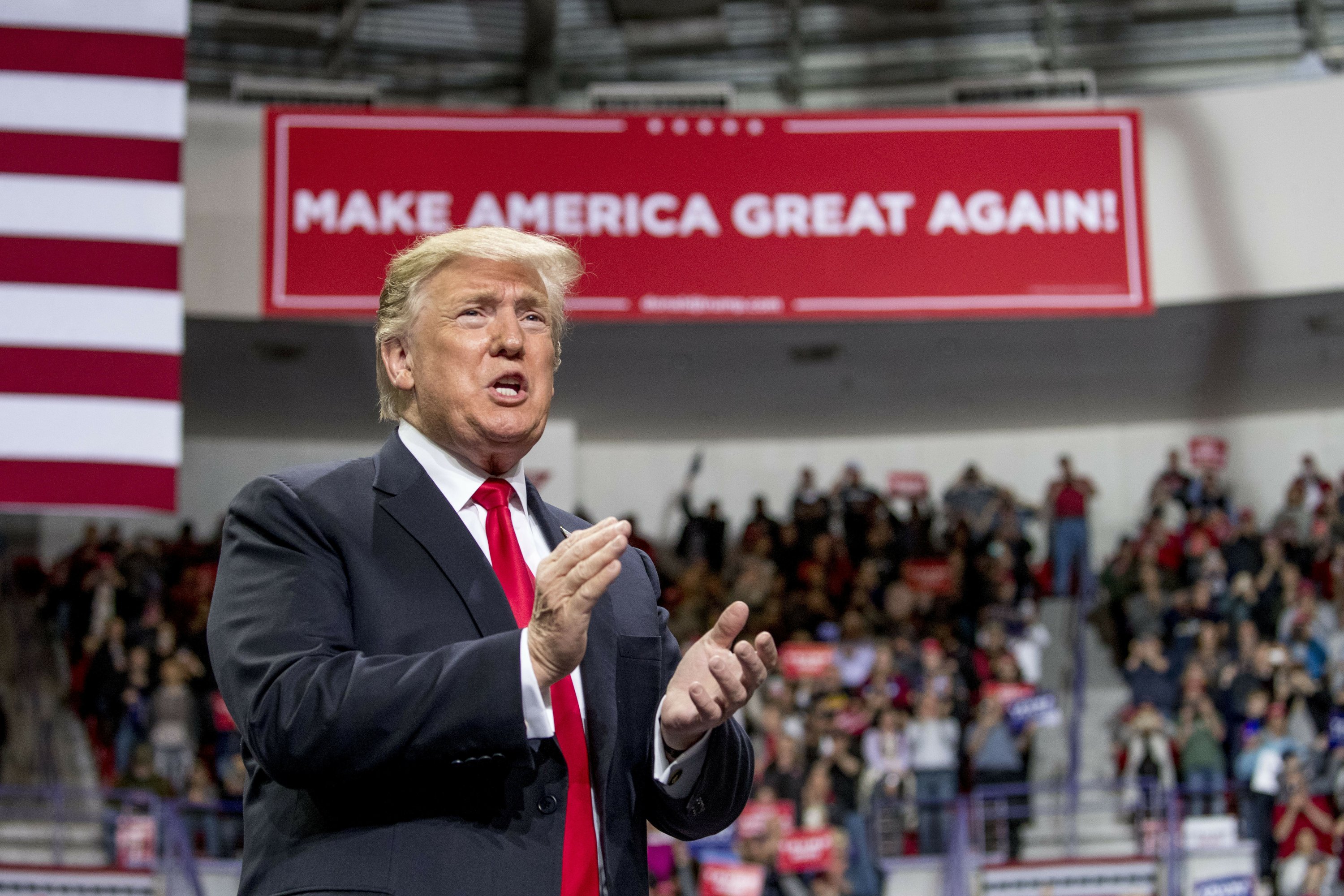 Trump cheers economy, criticizes Democrats at Wis. rally Trump cheers economy, criticizes Democrats at Wis. rally