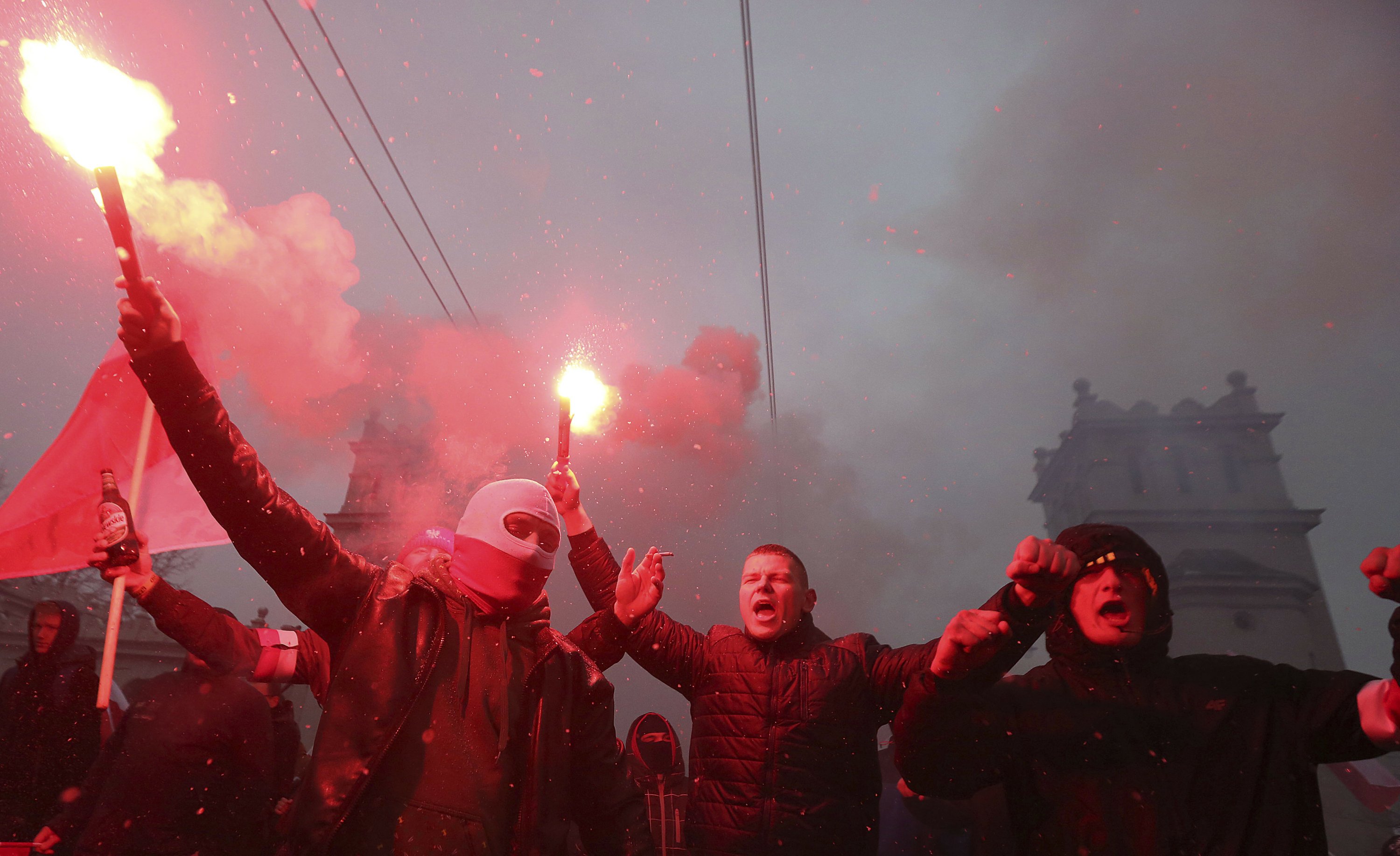 Варшава сгорел. Сожжение польского флага. Сжечь польский флаг. Польша отделение Киева.