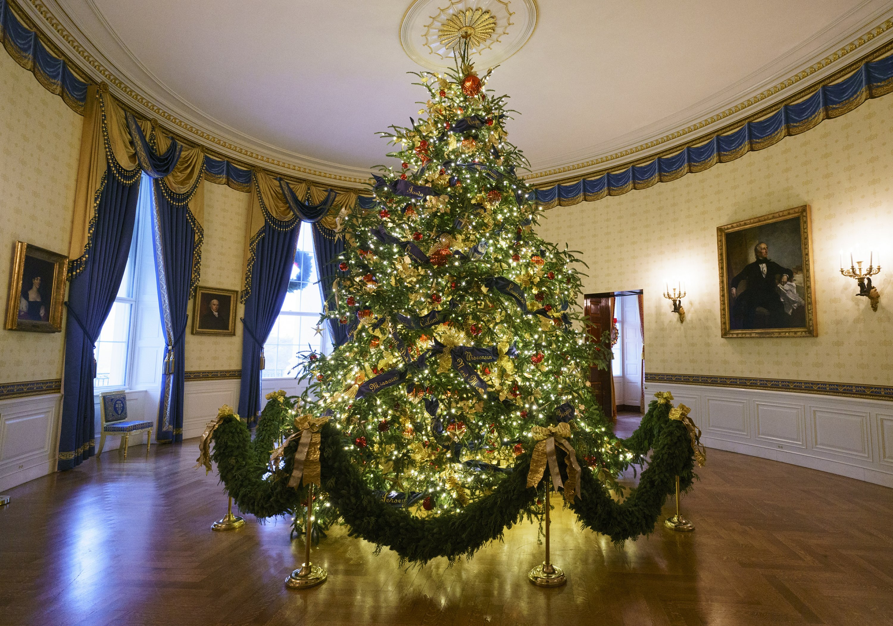 AP PHOTOS White House holiday theme is 'American treasures' AP News