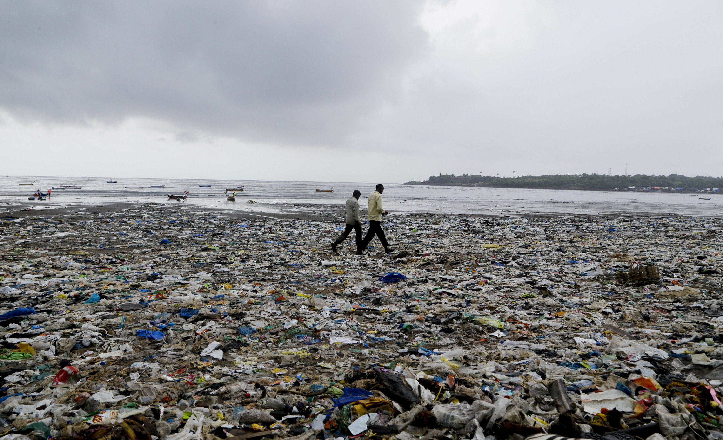 Nauseating trash heaps in India spark citizen cleanup drives