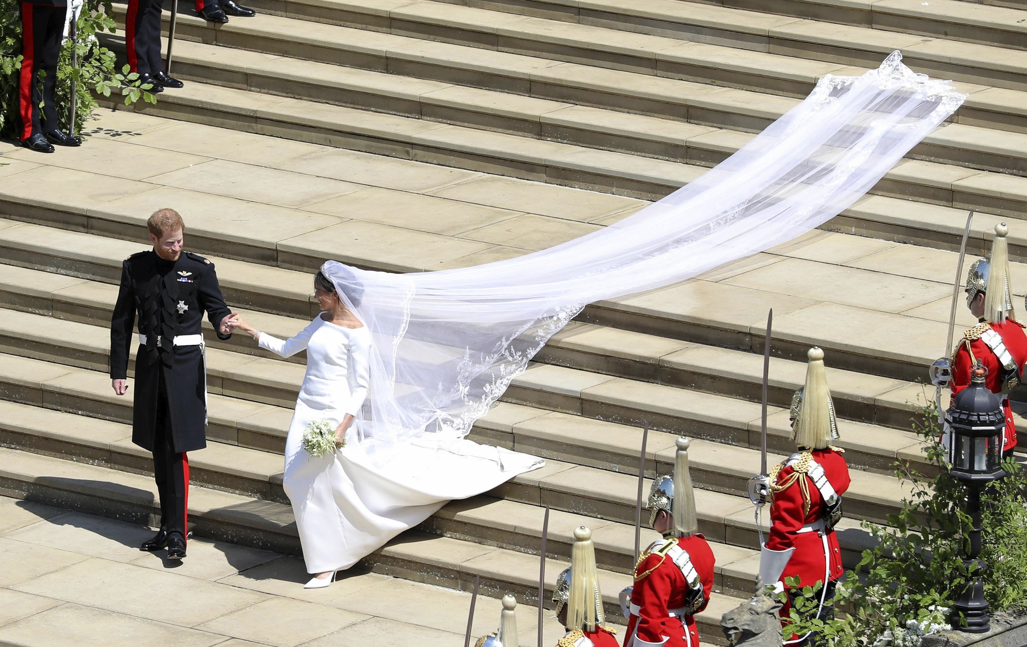 Clare Waight Keller diseña elegante vestido de Meghan Markle | AP News
