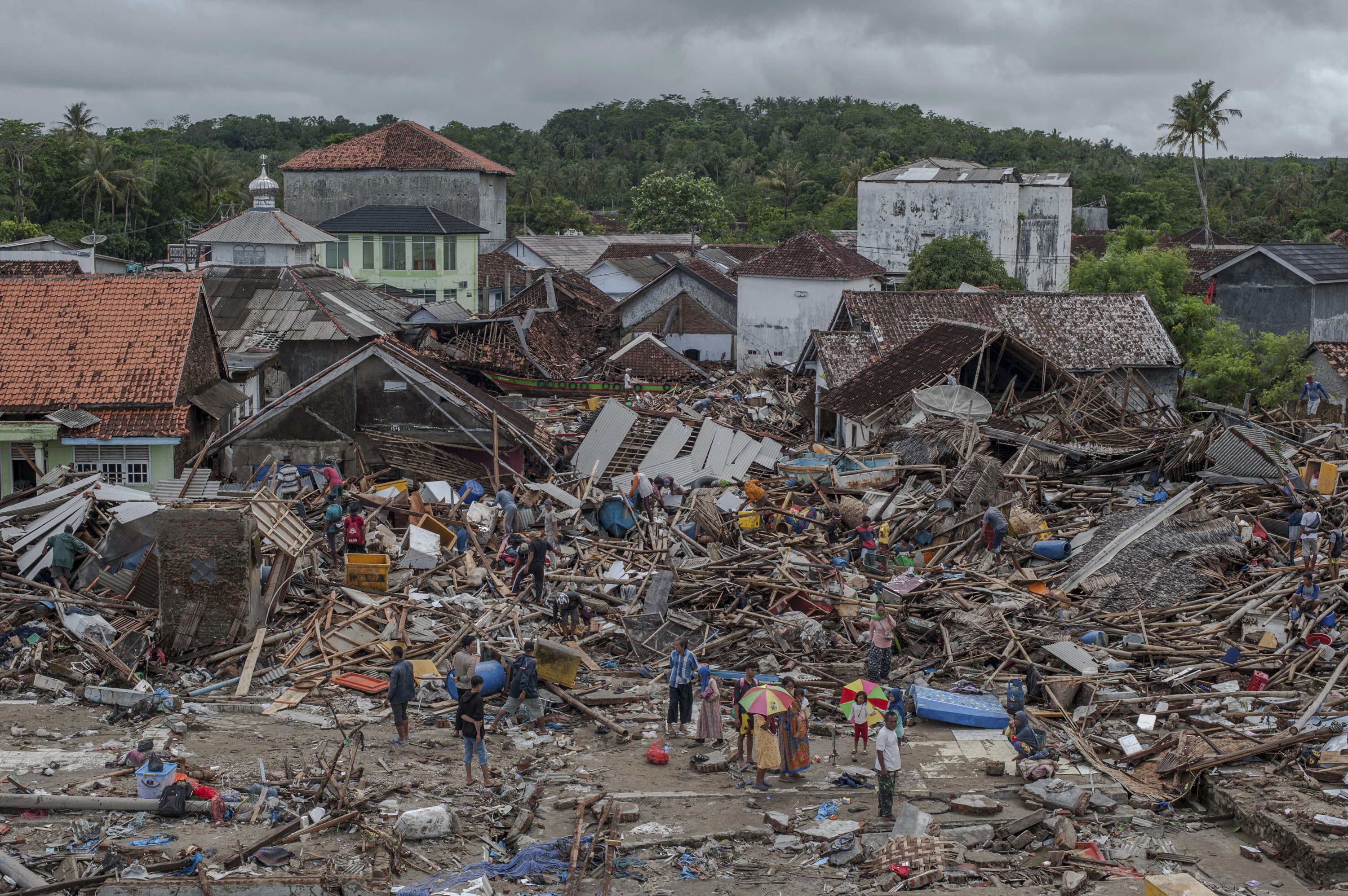 Death Toll Climbs Past 370 In Indonesian Tsunami Disaster   3000 