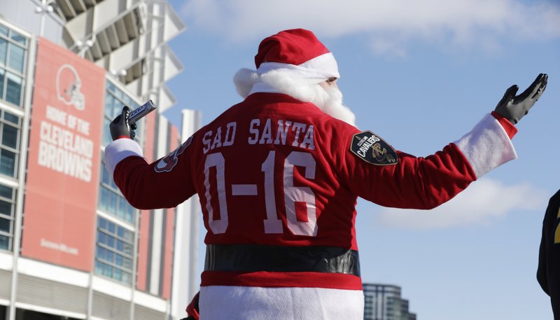 Browns fans protest 0-16 season at cold parade (apnews.com)