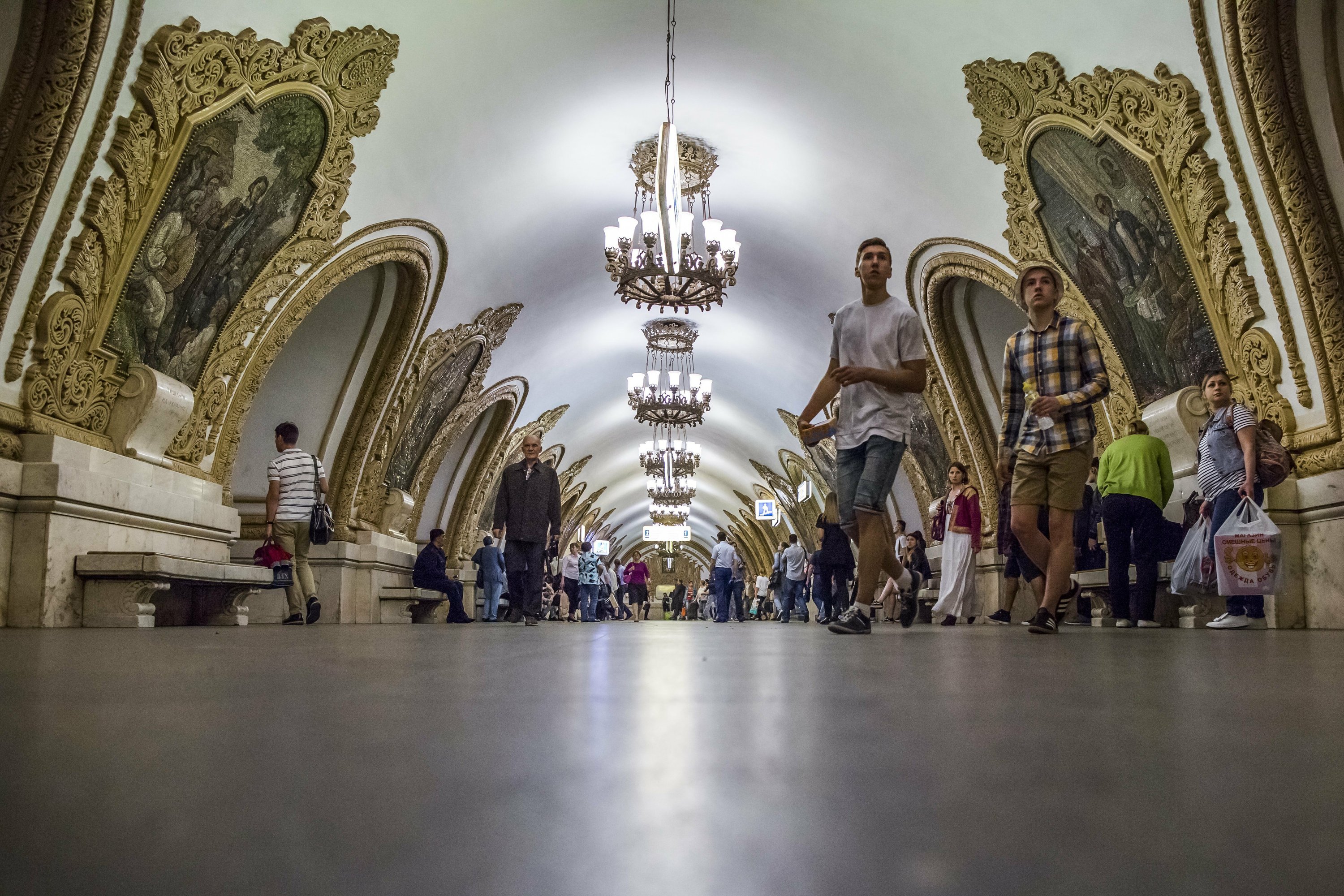 Moscow subway. Московский метрополитен Киевская Кольцевая вестибюль. Иностранцы в метро Москвы. Иностранцы в Московском метрополитене. Иностранцы восхитились станцией метро Московского метрополитена.