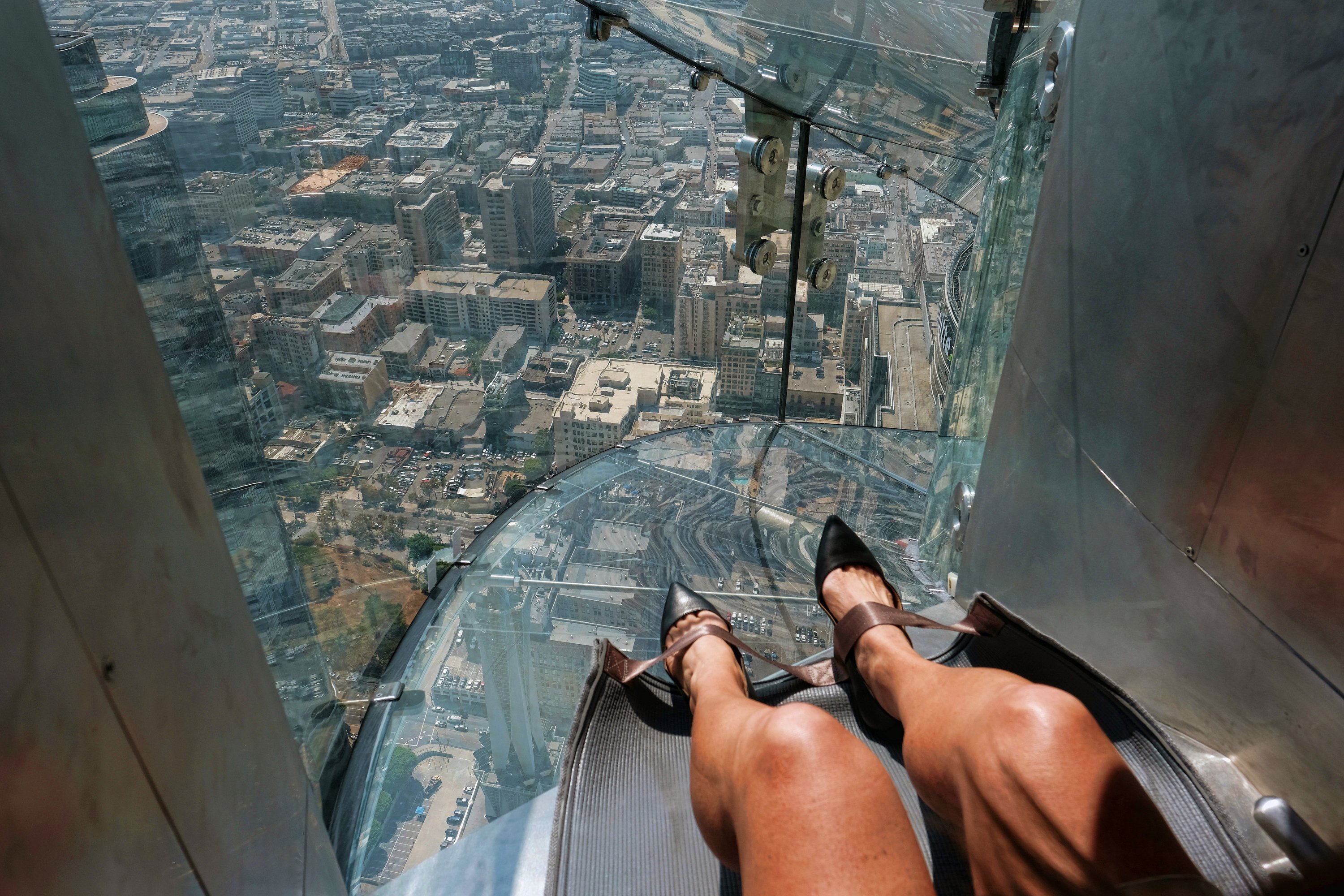 Куда вниз. Стеклянная горка Skyslide, Лос-Анджелес, США. Skyslide Лос Анджелес. Стеклянная горка в Лос Анджелесе. Прозрачная горка в Лос Анджелесе.