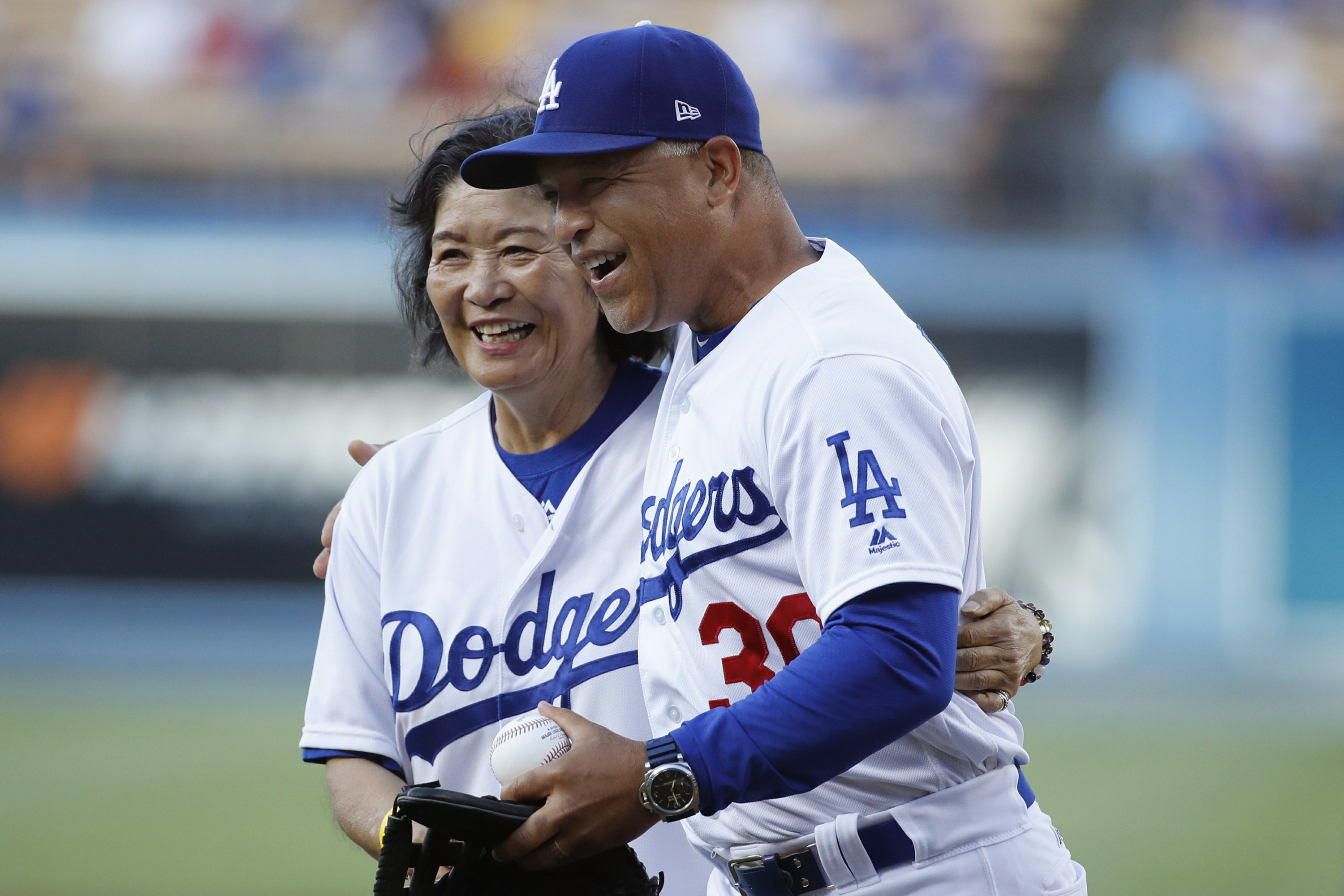 Mom throws best: Dave Roberts' mom tosses 1st pitch in LA