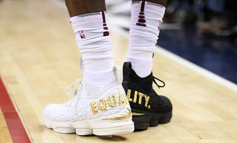 LeBron wears 1 black shoe, 1 white shoe 