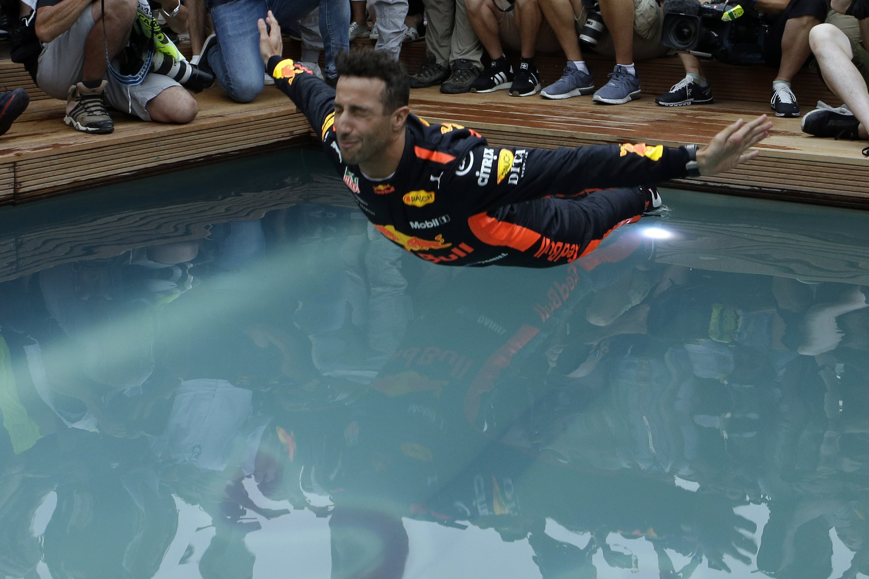 Ricciardo holds nerve to win Monaco GP despite power loss | AP News