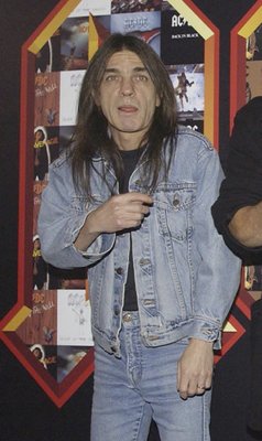Fradrage Larry Belmont Lille bitte AC/DC founding member Malcolm Young dead at 64 | AP News