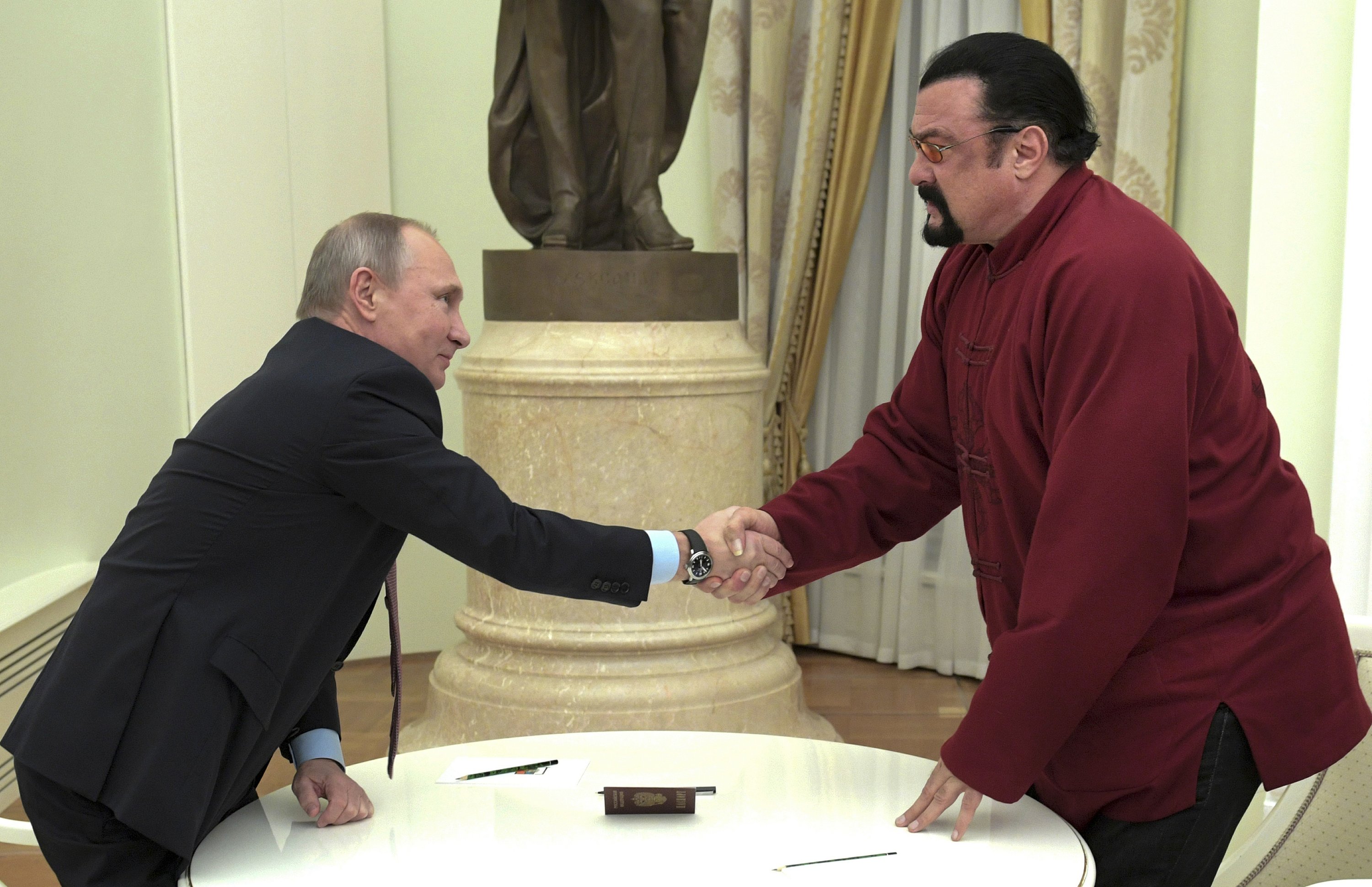 Ukraine Bans American Actor Steven Seagal For 5 Years Ap News