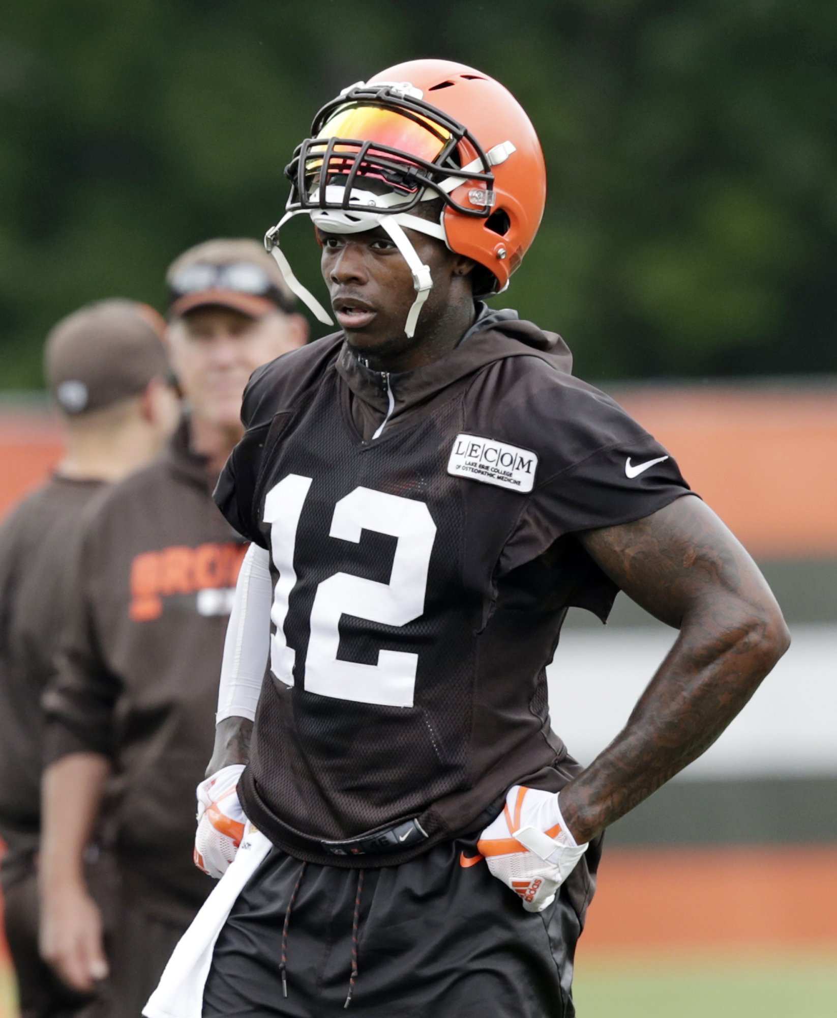 Gordon back with Browns, watches 