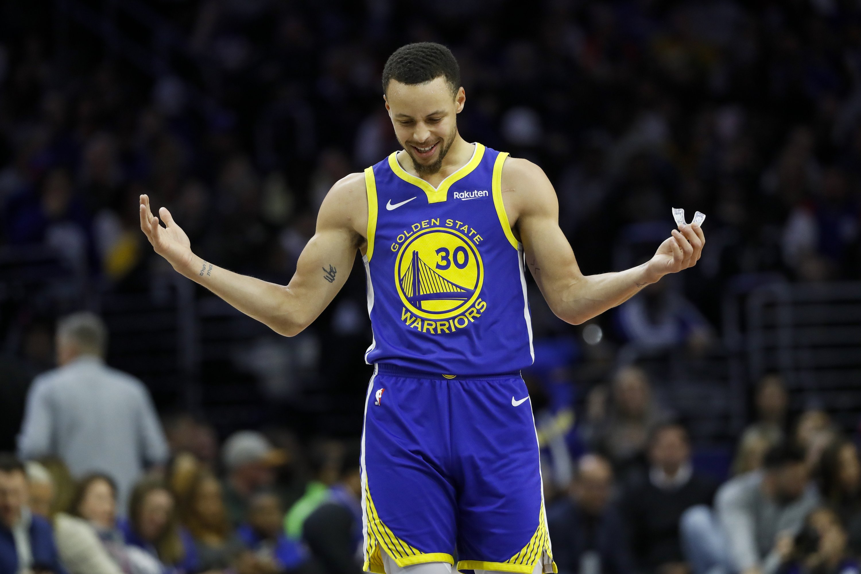Curry Scores 28 Carries Warriors To 120 117 Win Over 76ers