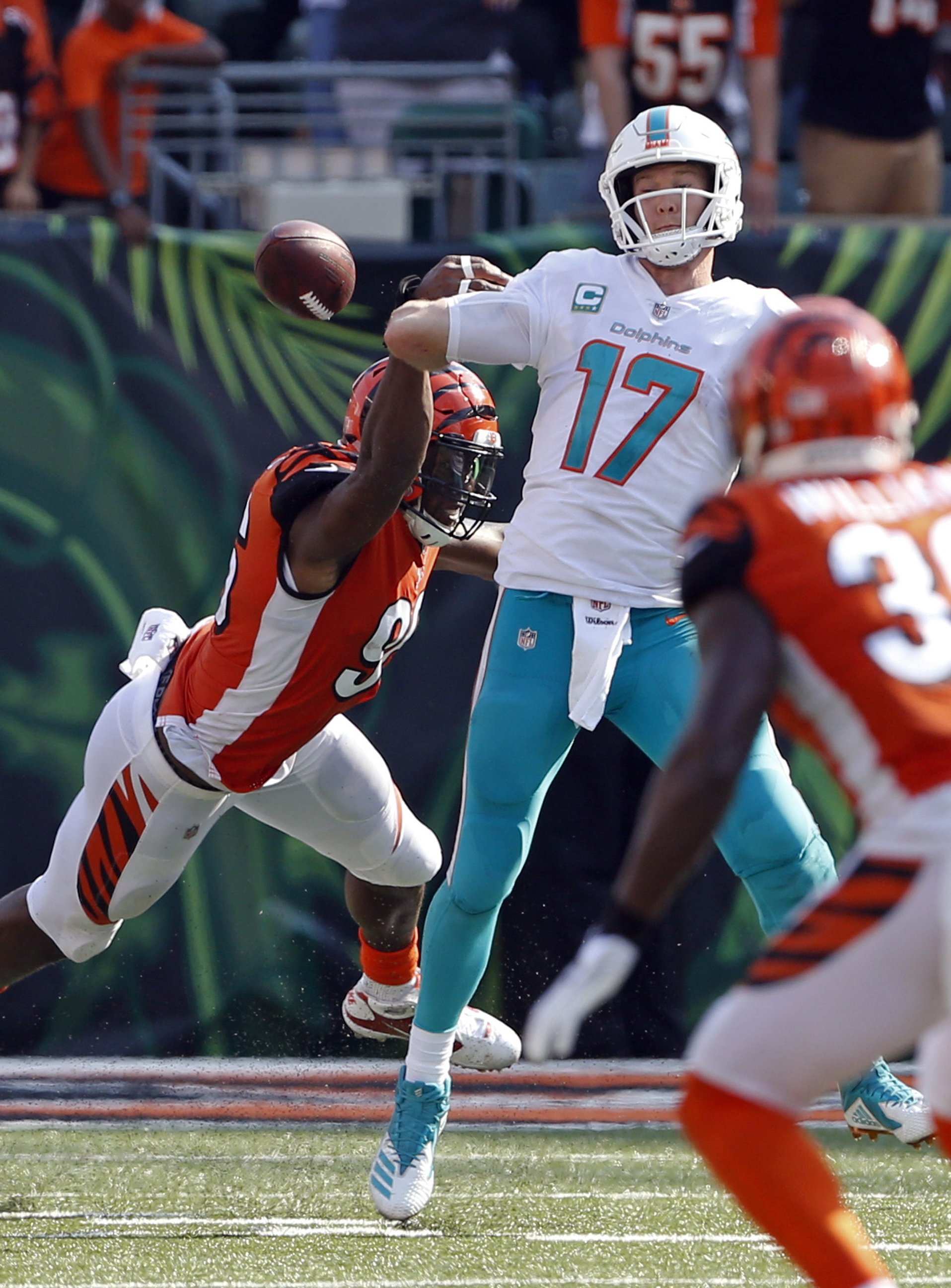 Dolphins blow 17point lead, lose to Bengals 2717 AP News