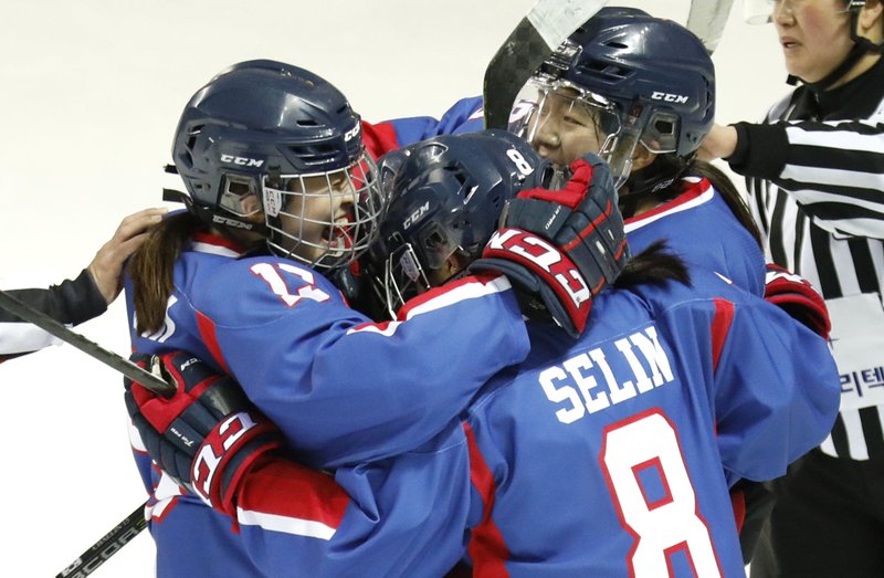 Koreas’ combined women’s hockey team debuts in friendly (apnews.com)