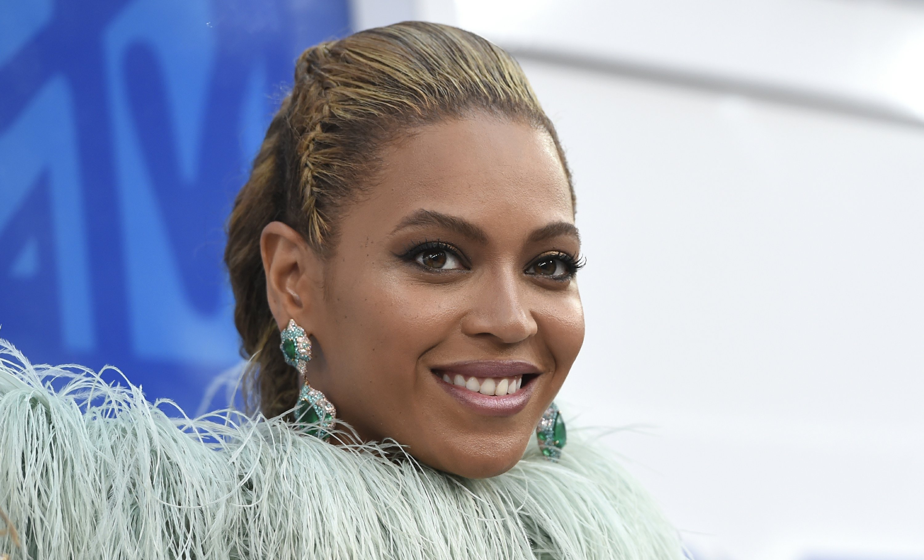 Beyonce Wins Mtv Vmas With Knockout 16 Minute Performance Ap News 