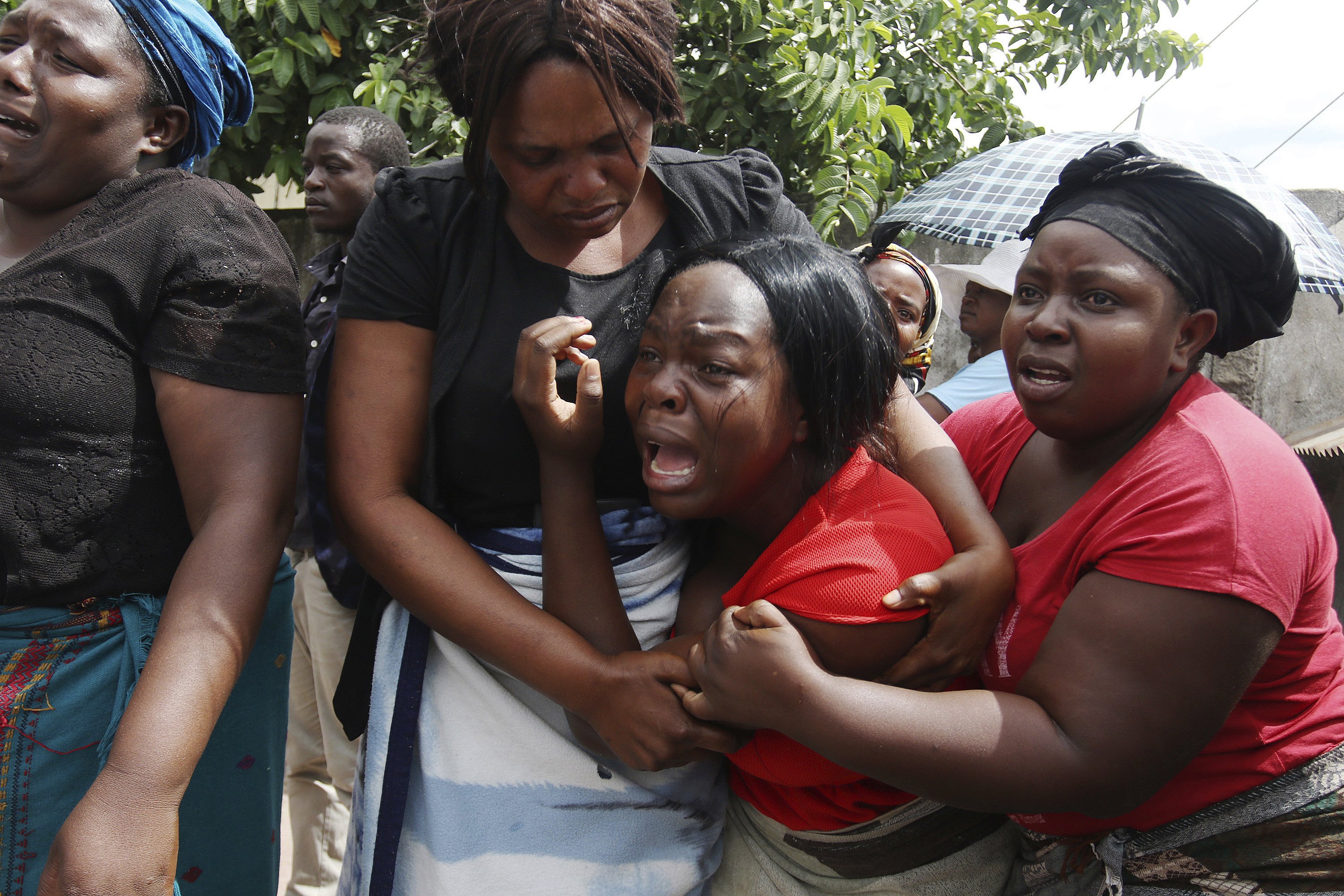 I&#39;ve been robbed by the state:&#39; Zimbabwe, in chaos, mourns