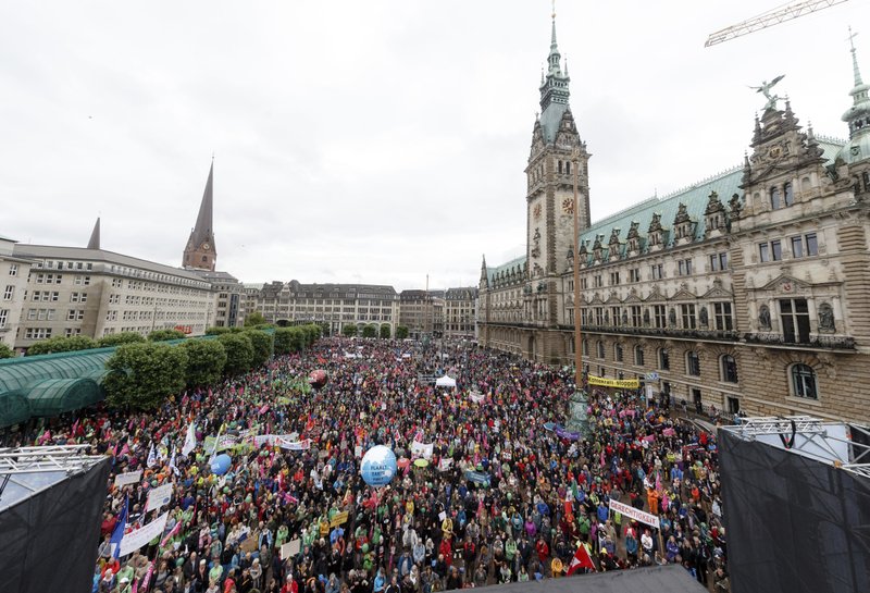 Képtalálatok a következőre: crowd in hamburg