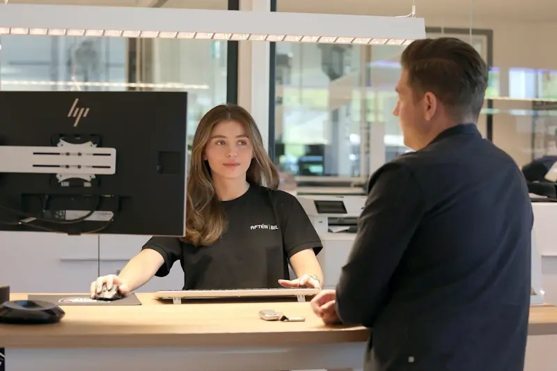 Aftén Bil-medarbetare vid receptionen