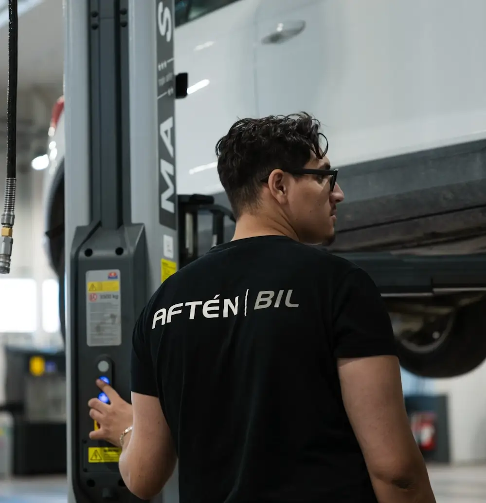 Mekaniker arbetar i Aftén Bils verkstad
