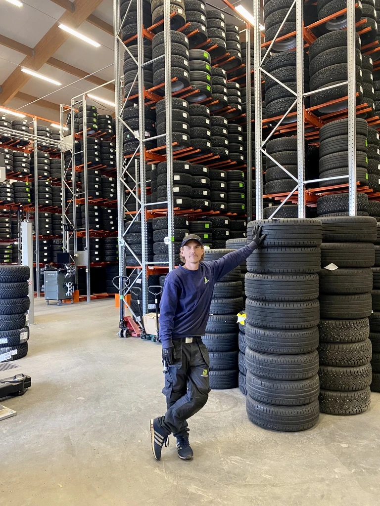 Tekniker arbetar med däckbyte i Aftén Bils verkstad