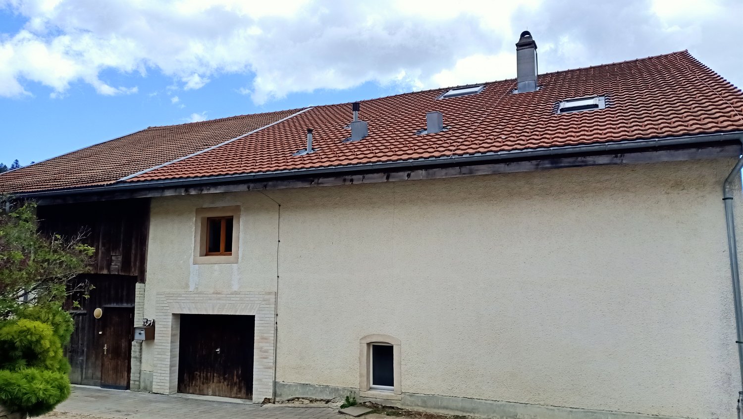 Beautiful farmhouse with two apartments of 300 m² and 220 m² barn and paddock – pohled 3