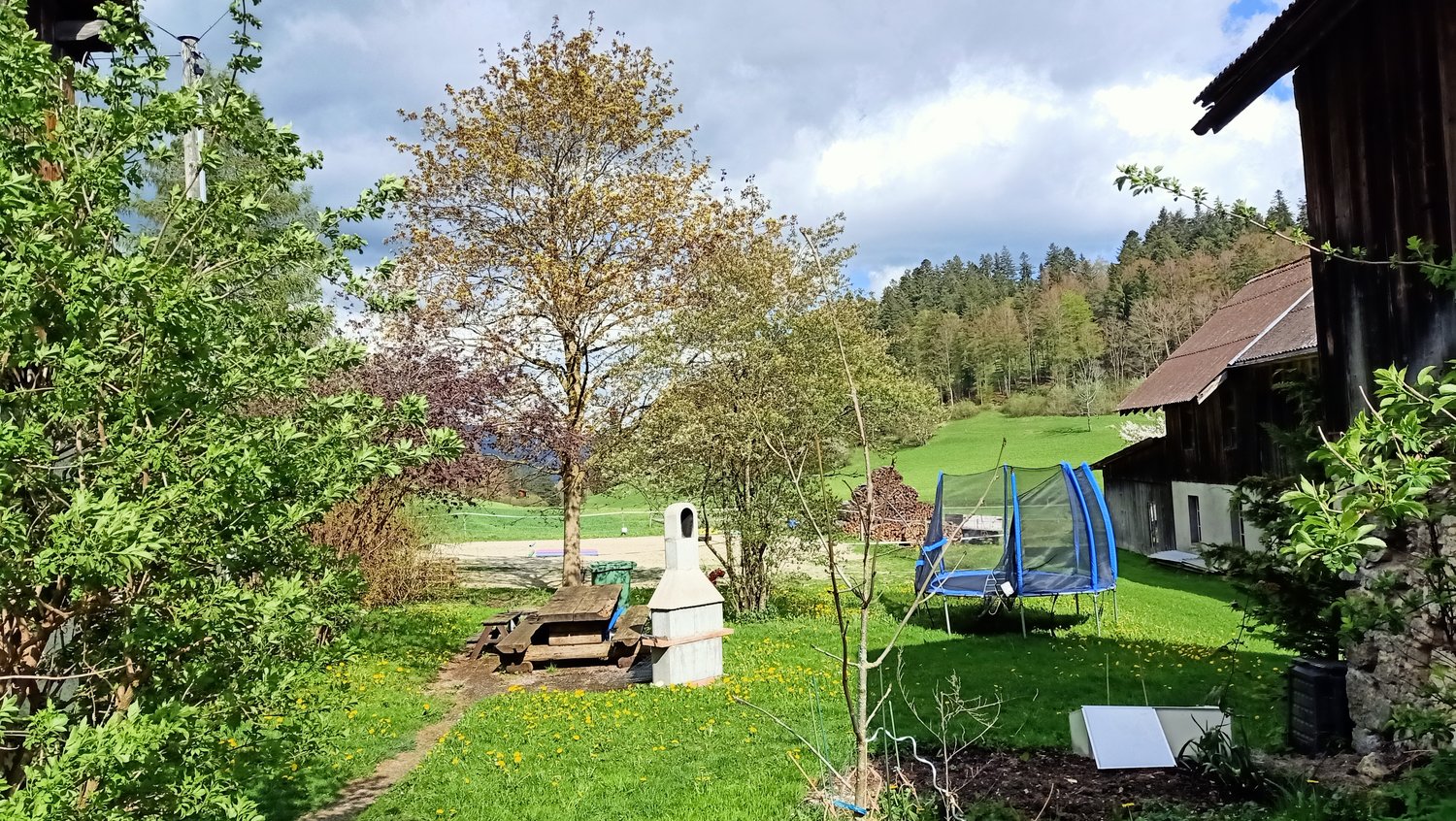 Beautiful farmhouse with two apartments of 300 m² and 220 m² barn and paddock – pohled 4