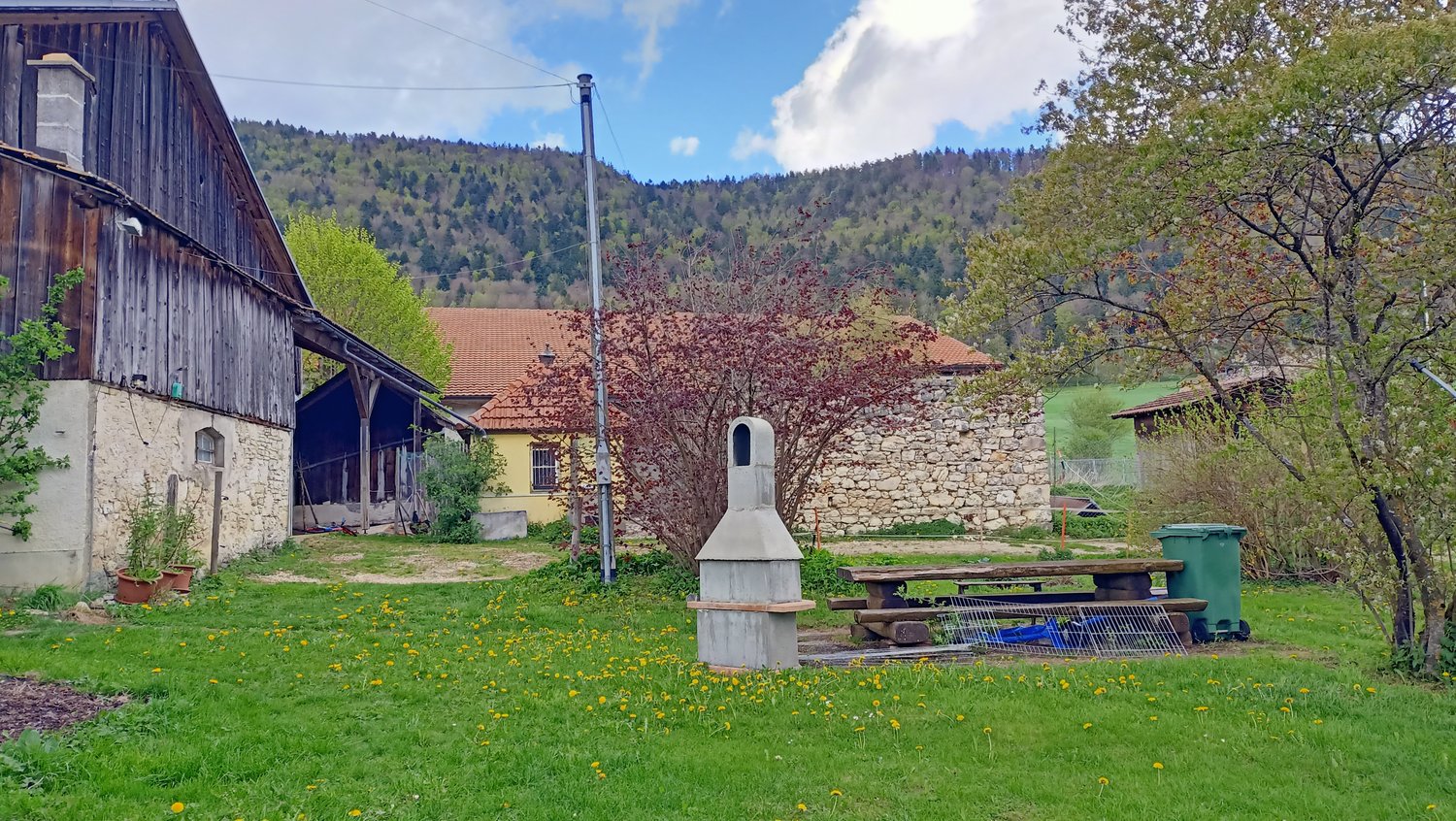 Beautiful farmhouse with two apartments of 300 m² and 220 m² barn and paddock – pohled 5