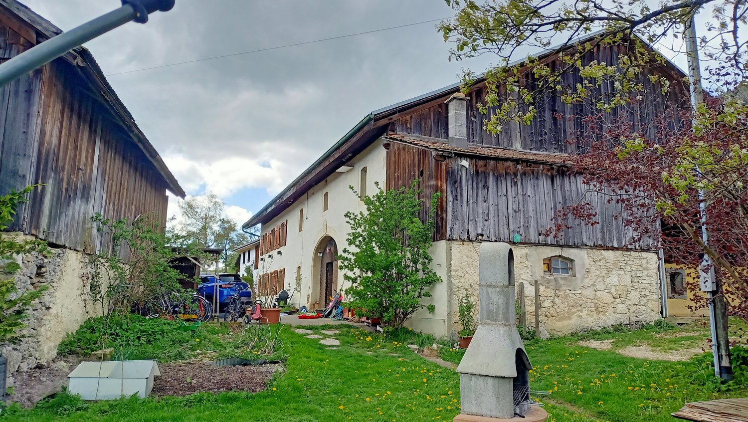 Beautiful farmhouse with two apartments of 300 m² and 220 m² barn and paddock – další