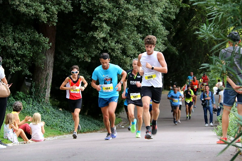 Deelnemers aan de Dare to Run wegwedstrijd in Alveringem.
