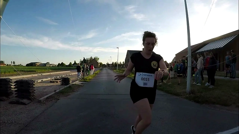 Dare to Run Alveringem: deelnemer in actie.