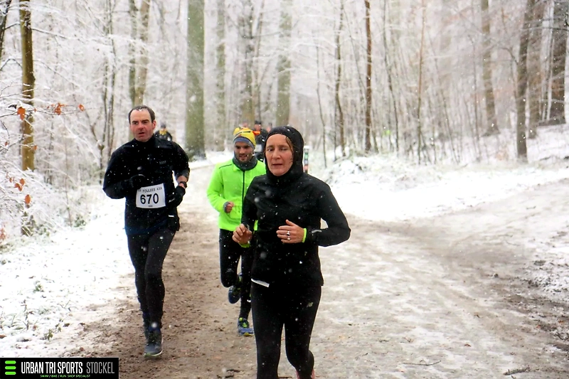 Lopers in de sneeuw tijdens een winterse wedstrijd.