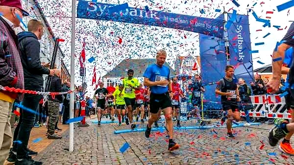 Løbere krydser målstregen ved et maratonløb.