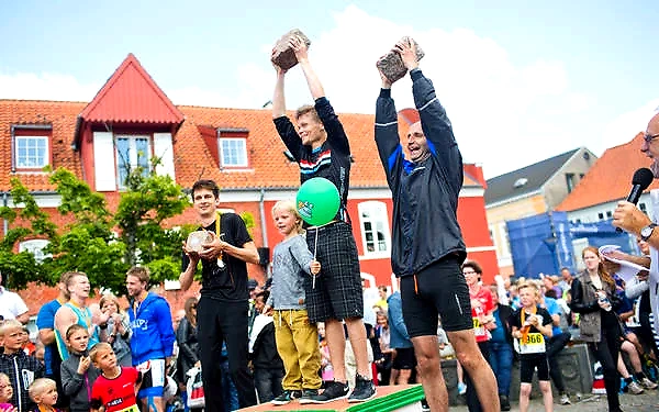 Aabenraa Bjergmarathon præmieoverrækkelse. Løbere på podiet.