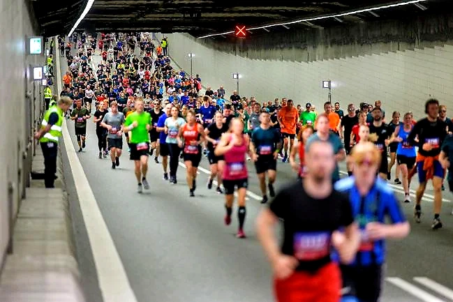 Aalborg Marathon løbere i en tunnel. Mange deltagere ses i bevægelse.