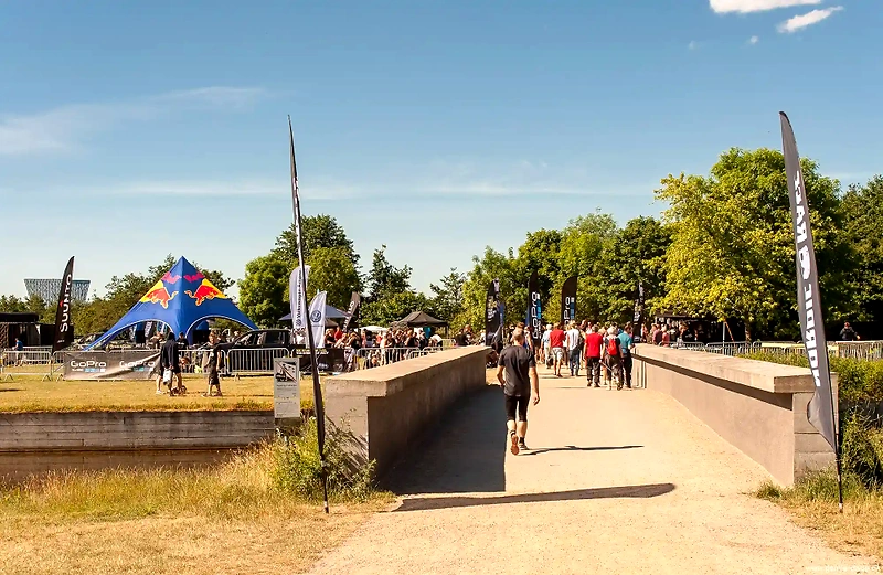 Amager Fælled TRAILS løb, målområde med løbere.