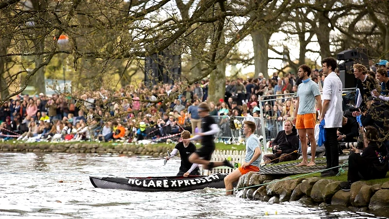 AU RUN 2025: Spændende øjeblik fra andeløbet med mange tilskuer.