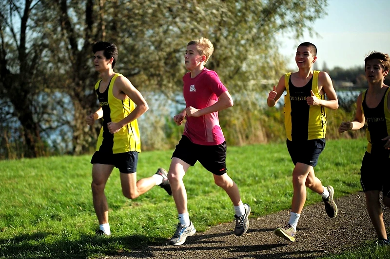 Løb i AU RUN 2025. Tre løbere i fuld fart.