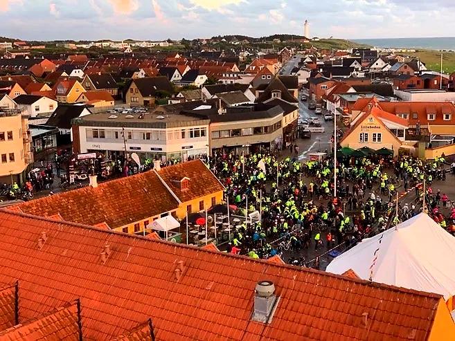 BDO Coast2Coast deltagere samlet på torv. Mange cyklister klar til natløbet.