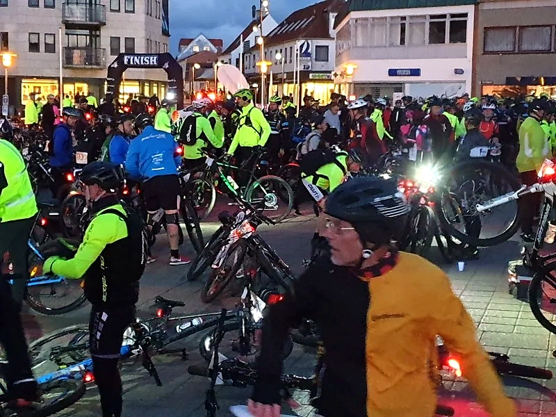 BDO Coast2Coast 2023: Cyklister krydser målstregen.