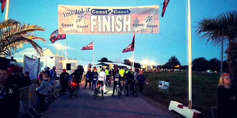 Coast2Coast målstregen. Deltagerne krydser målstregen.