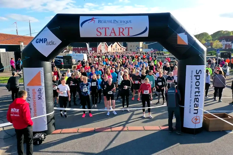 Starten på Beauté Pacifique Kvindeløb i Hadsund. Mange løbere klar til 5 km løb.