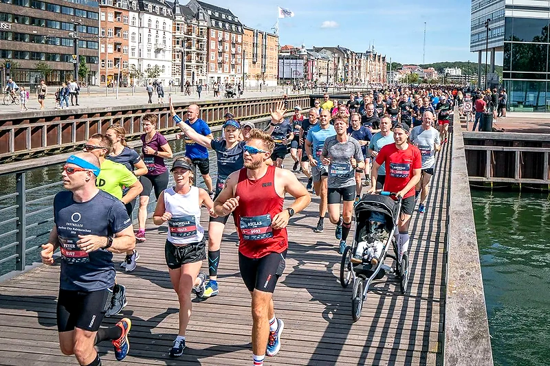 Løbere i Aarhus City Halvmarathon. Solskin og god stemning.