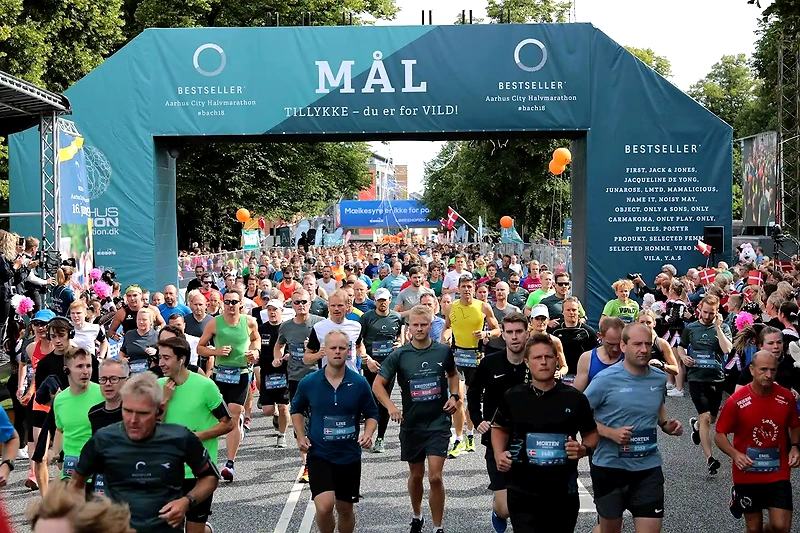 BESTSELLER Aarhus City Halvmarathon målgang. Mange løbere krydser målstregen.