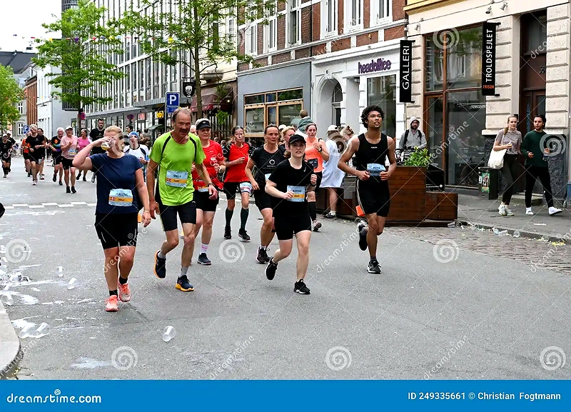 Løbere deltager i Aarhus City Halvmarathon.