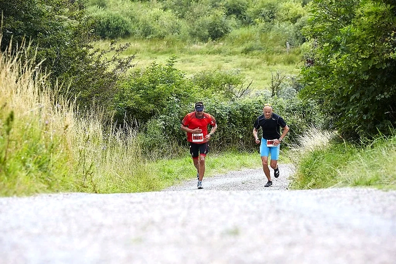 To løbere i terrænløb. Smukt naturområde.