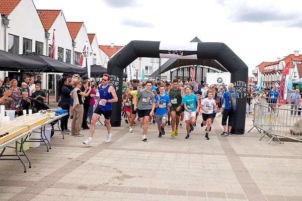 Løbere nærmer sig målstregen ved Blokhus Marathon.